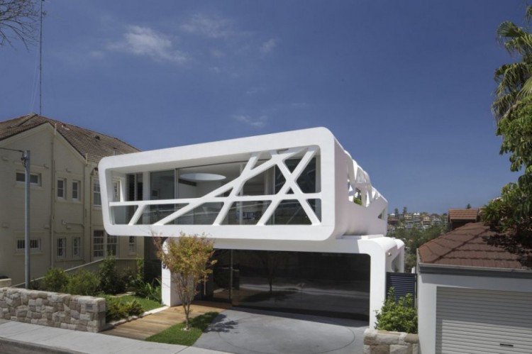 Situated along a densely built section of the Pacific Coast Highway, this house fronts the Pacific Ocean to the south, a courtyard to the west,