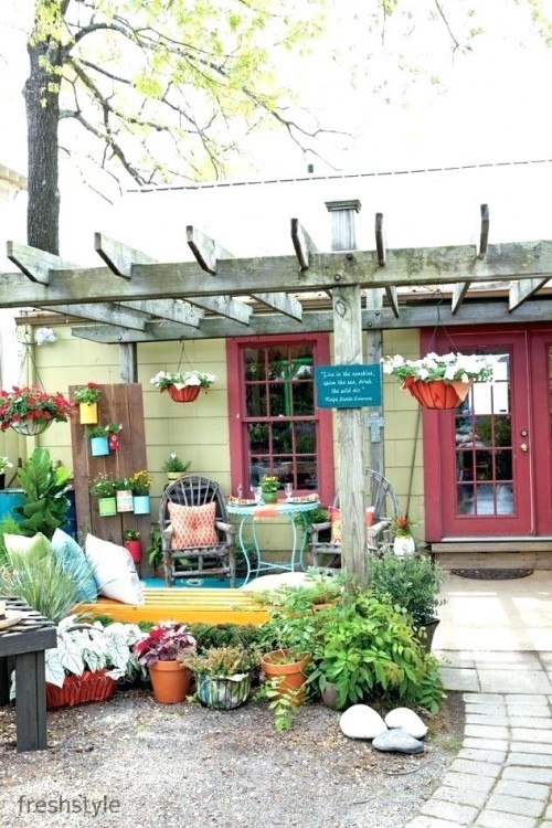 This awesome DIY hamoc project creates the perfect garden oasis for any size of backyards