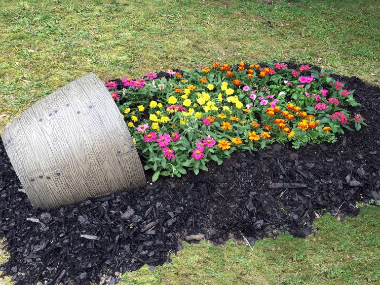 Arbors and pergolas are lassic small yard landscaping odeas and great ways