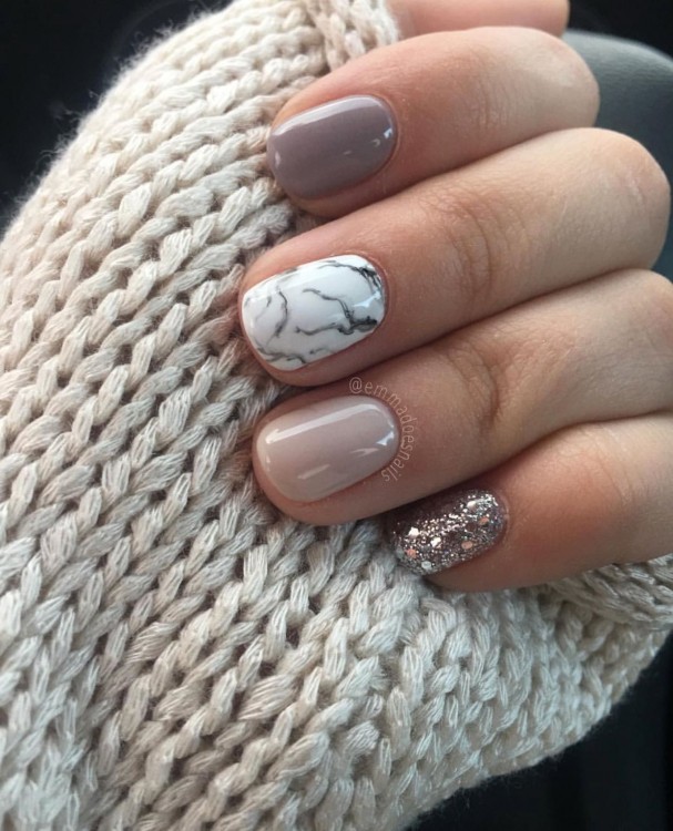 A very chic design and color mix of deep purple, chrome rose gold and marble nails