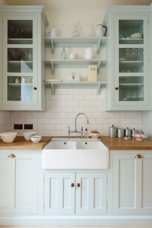 Rugged elements and materials in their natural finish are abundantly used in this kitchen