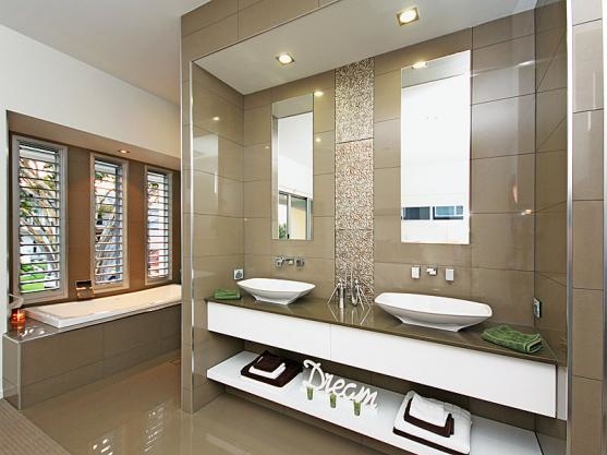 Beach style bathroom room with white and gray marble