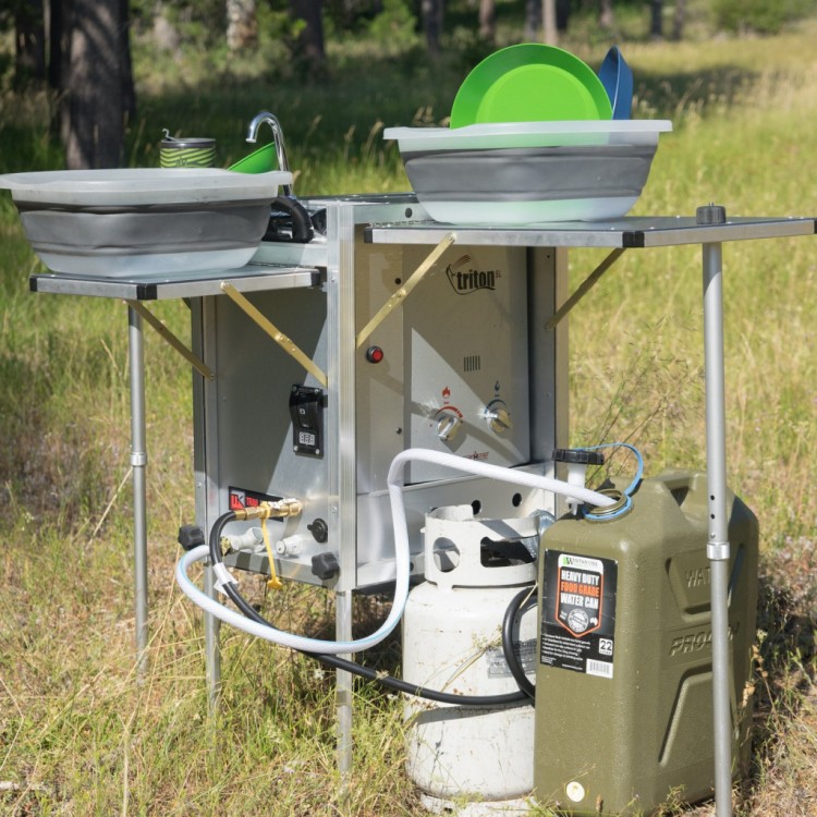 This is a shower gadget that operates on a propane tank! Up to 18 hours of continuous hot water!!! :) | outside | Calentadores de agua, Duchas al aire libre