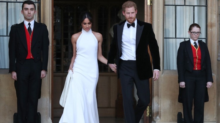 Großhandel Elegante Weiße Meerjungfrau Brautkleider 2018 Prinz Harry Meghan Markle Hochzeit Partei Kleider Halter Weiche Satin Hochzeit Recept Dress Von