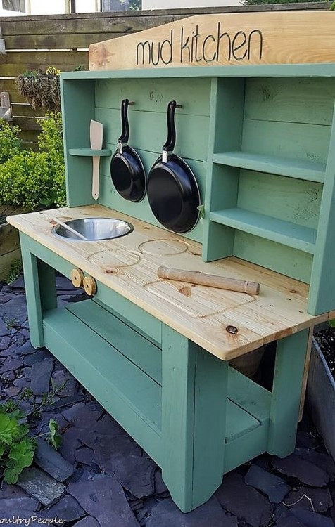 Diy mud / outdoor kitchen made from recycled pallets