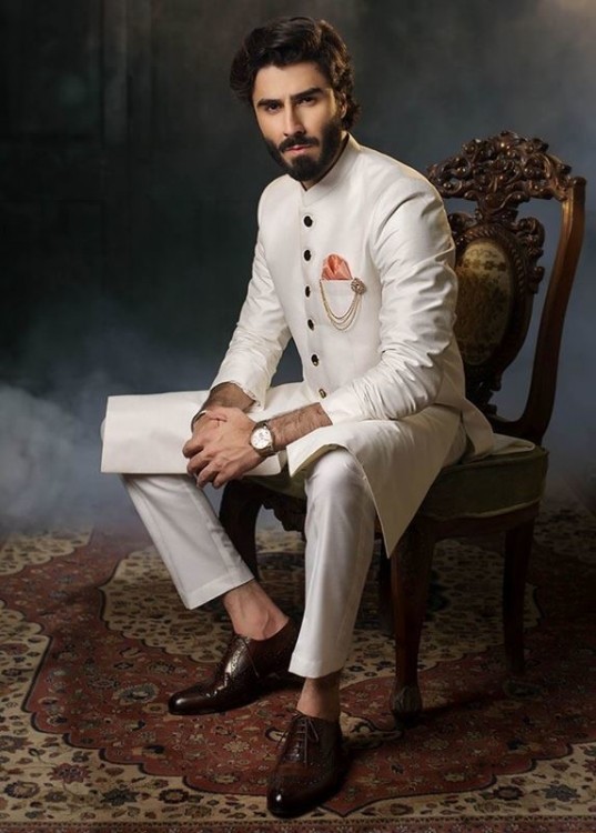 Cruising through vintage designs… Styled in Manyavar's unique sherwani, @virat