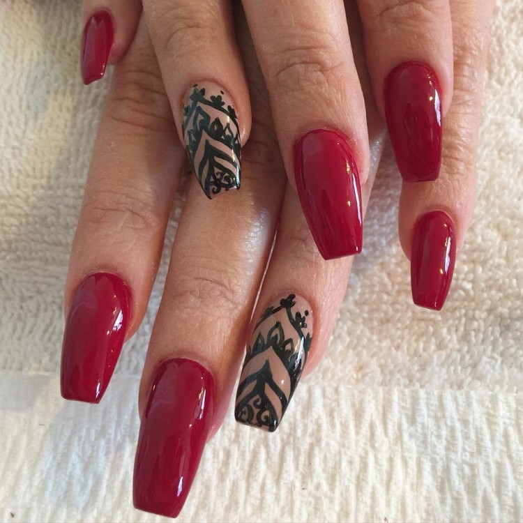 This gel nail art design looks very beautiful on long nails